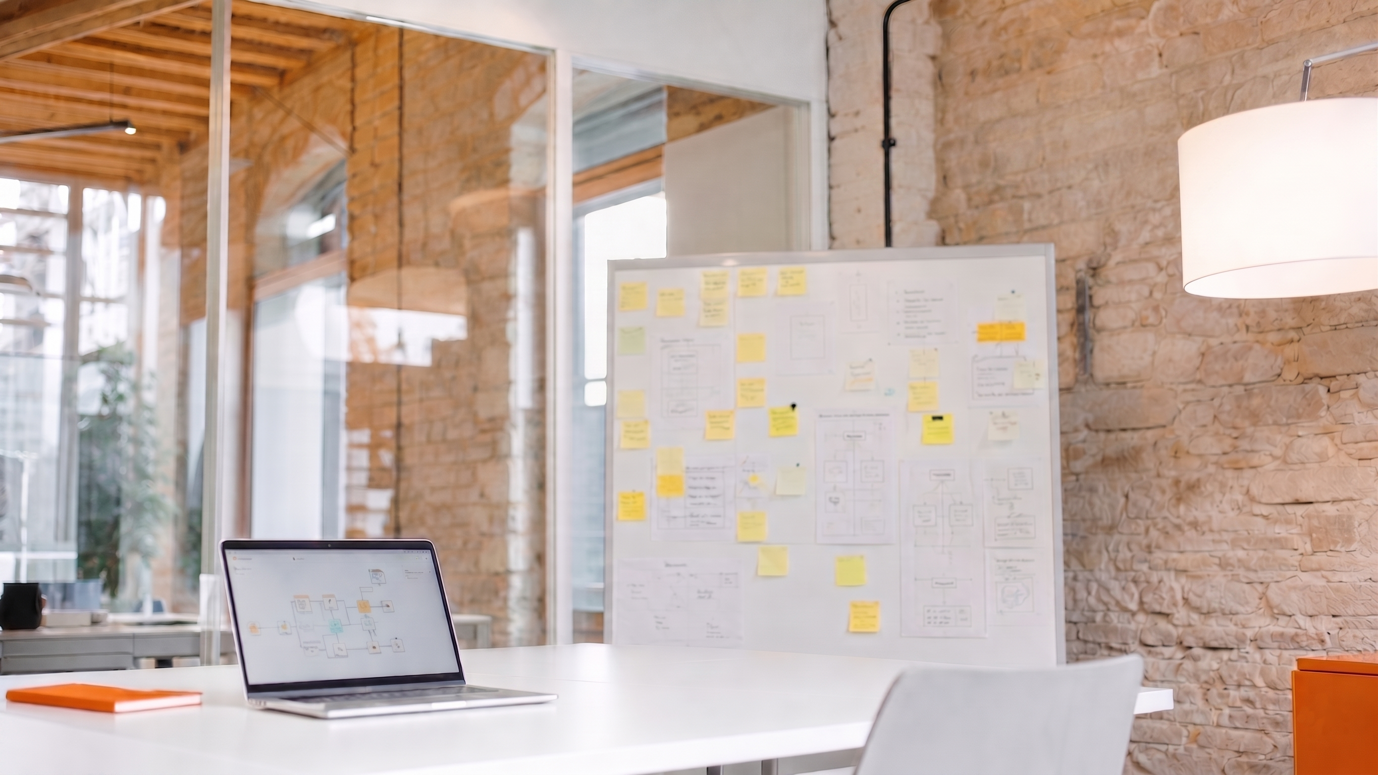Atelier de travail avec tableau de processus et ordinateur portable
